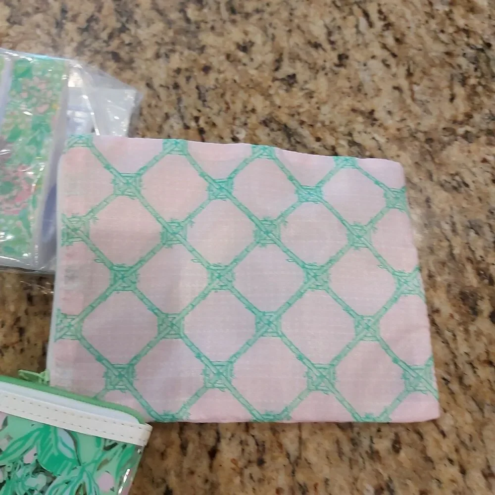 Lilly Pulitzer Water Resistant Vinyl Beach Day Pouch, Zipper Bag/Clips/Hugger